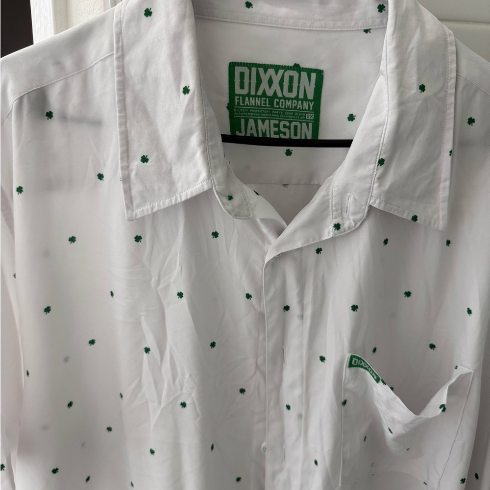 DIXXON White Short-Sleeve Button-Down Shirt with Green Clover Print